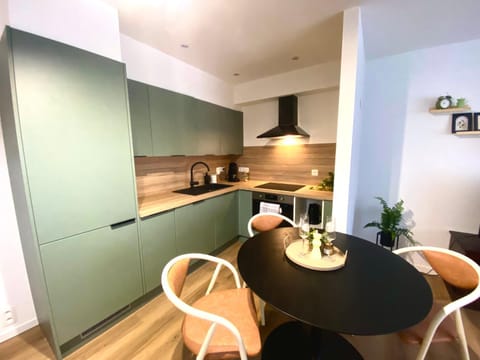 Kitchen or kitchenette, Dining area