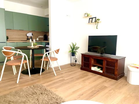 Communal lounge/ TV room, TV and multimedia, Kitchen or kitchenette, Dining area