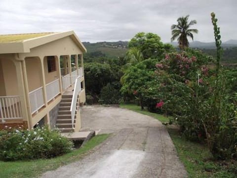 F2 a la croisée des chemins Apartment in La Trinité