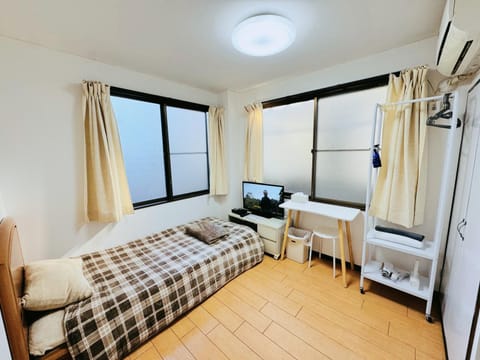 Bed, TV and multimedia, Living room, Photo of the whole room, Bedroom, air conditioner