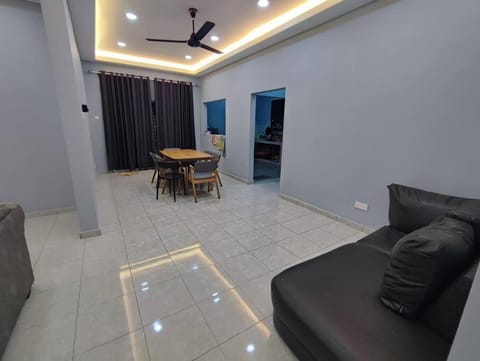 Mikayla Pool Homestay Gadek, Alor Gajah House in Negeri Sembilan, Malaysia