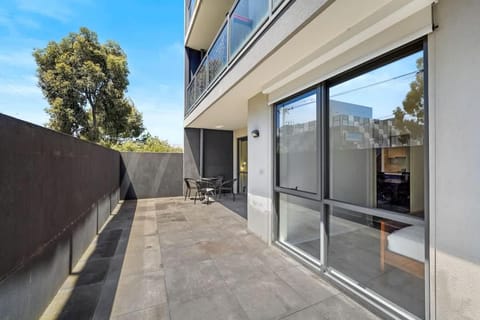 Spacious 3BR Apt at Central Glen Waverley with parking Appartement in Glen Waverley