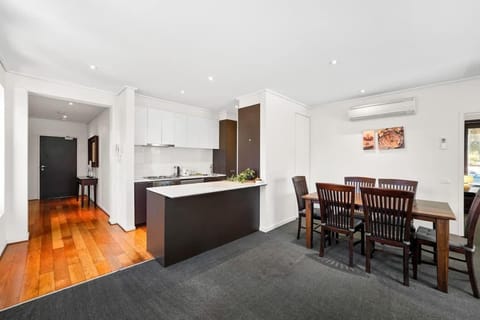 Spacious 3BR Apt at Central Glen Waverley with parking Appartement in Glen Waverley