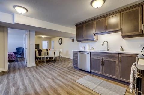 Kitchen or kitchenette, Dining area