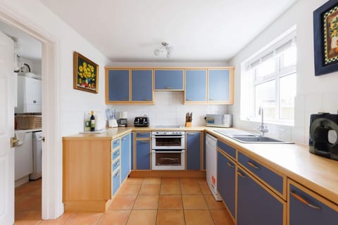 Spacious 4-Bed Seaside Retreat in Selsey House in Selsey