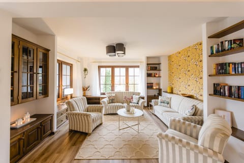 Library, Living room, Seating area