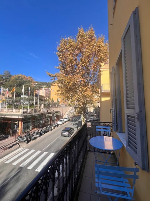 Neighbourhood, View (from property/room), Balcony/Terrace, City view, City view, Street view, Location