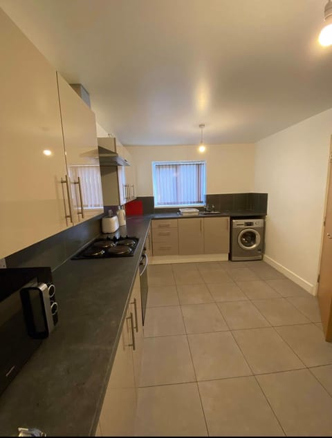 8 Bedroom Contractors House Apartment in Sheffield