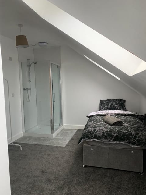 8 Bedroom Contractors House Apartment in Sheffield