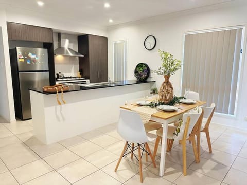 Tranquil Gold Coast Retreat Near Theme Parks and Everything Villa in Coomera