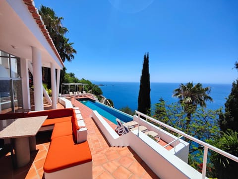 Balcony/Terrace, Pool view, Sea view, Swimming pool, sunbed