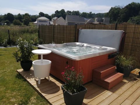 Garden, Hot Tub, Garden view