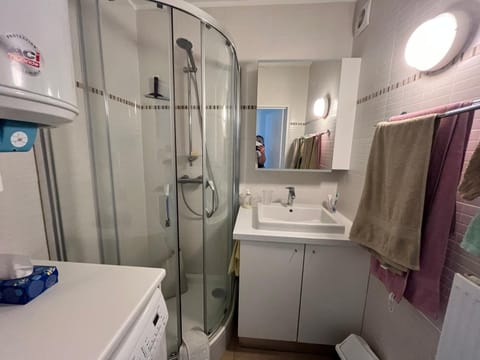 Shower, Bathroom, washing machine