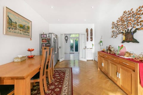 5-Bed Family Retreat in Chiswick Villa in London Borough of Richmond upon Thames