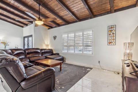 Pool, Basketball Court, Pets Welcome, Close to Golf, Hiking & Shopping! Sunset Haven House in Scottsdale