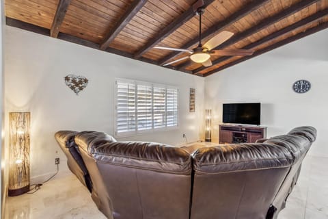 Pool, Basketball Court, Pets Welcome, Close to Golf, Hiking & Shopping! Sunset Haven House in Scottsdale