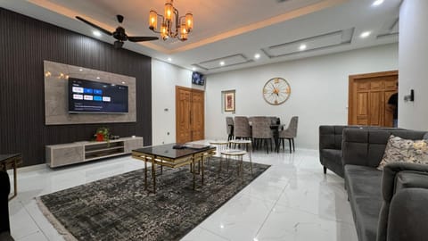 Communal lounge/ TV room, TV and multimedia, Living room, Seating area, Evening entertainment