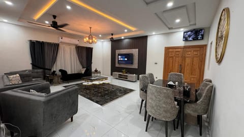 Communal lounge/ TV room, TV and multimedia, Living room, Seating area, Evening entertainment