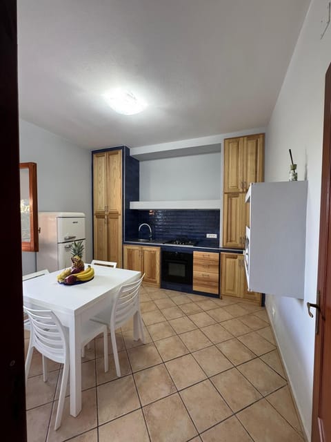 Kitchen or kitchenette, Dining area, oven, stove