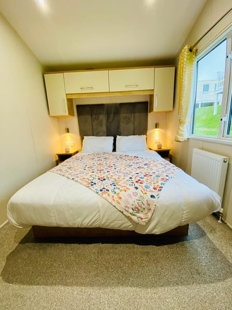 Dog Friendly Cozy Caravan Retreat at Sandy Bay House in Exmouth