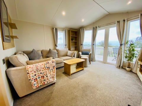 Dog Friendly Cozy Caravan Retreat at Sandy Bay House in Exmouth