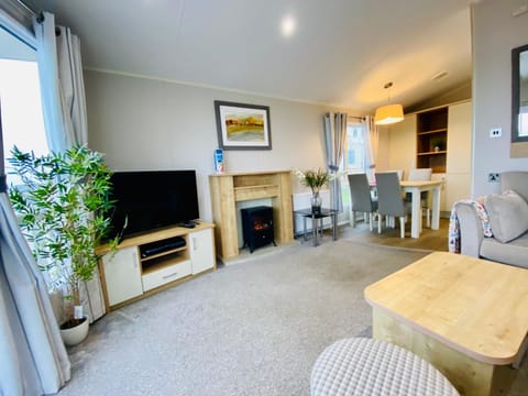 Dog Friendly Cozy Caravan Retreat at Sandy Bay House in Exmouth