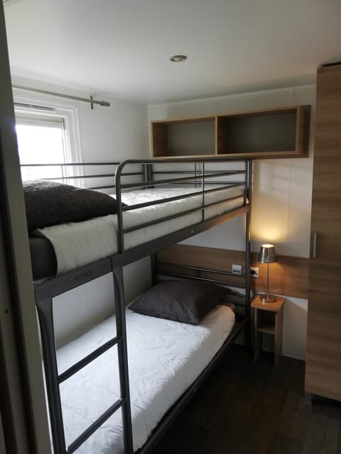 Bedroom, bunk bed