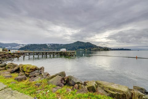 Walk to Marina Tillamook Bay Apt with Water Views! Apartment in Garibaldi