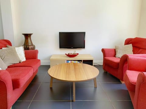 Communal lounge/ TV room, TV and multimedia, Living room, Seating area, Evening entertainment