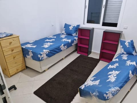 شقة سفلية ذات شرفتين تهوية ممتازة 2 بيوت صالون مطبخ حمام وايفاي تجزئة قواسم طنجة Apartment in Tangier