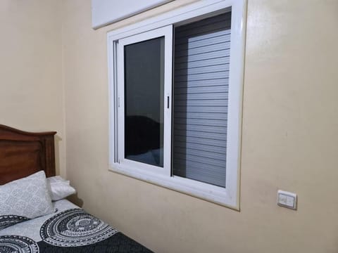 شقة سفلية ذات شرفتين تهوية ممتازة 2 بيوت صالون مطبخ حمام وايفاي تجزئة قواسم طنجة Apartment in Tangier