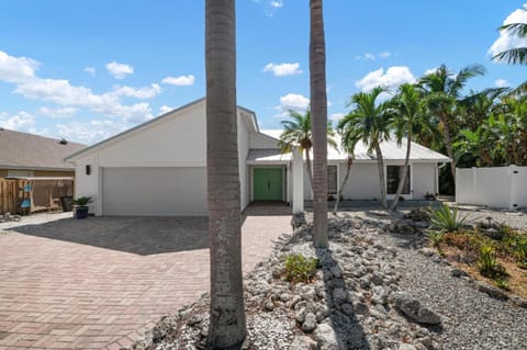 Agave Sun! Modern, tropical pool home just off Anna Maria Island! House in Bradenton