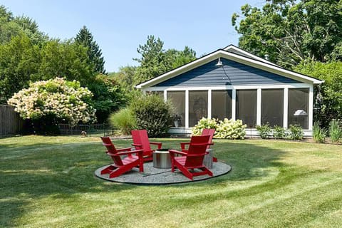 The Little Blue Cottage House in Douglas