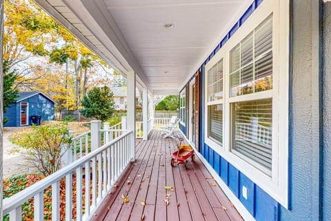 The Little Blue Cottage House in Douglas