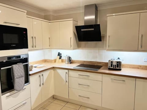 Coffee/tea facilities, Kitchen or kitchenette, dishwasher, oven, stove, toaster