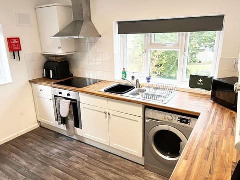 Colchester - 2 Bedrooms - Sleeps 6 - Free Parking - Book for Christmas Apartment in Colchester