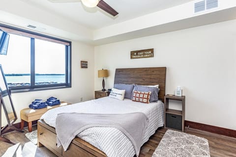 Bed, Bedroom, Sea view, towels