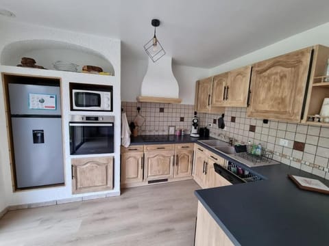 Coffee/tea facilities, Kitchen or kitchenette, dishwasher, oven, stove, toaster