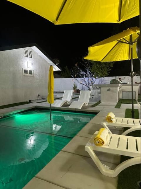 Patio, Night, BBQ facilities, BBQ facilities, Balcony/Terrace, Pool view, Swimming pool, sunbed