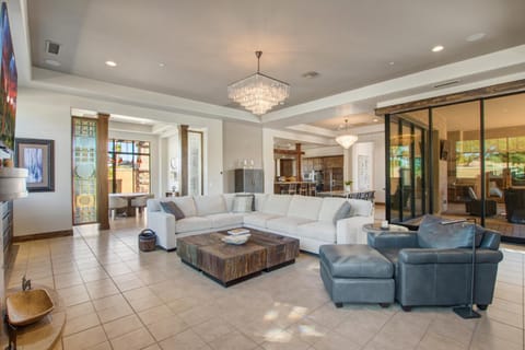 Private Pool & Hot Tub, Retreat - Large Luxury Smart Home House in Paradise Valley