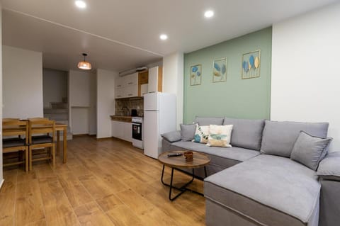 Entire Apt, Maisonette, 1 Bedroom Apartment in Athens