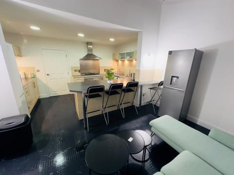 Kitchen or kitchenette, Living room, Communal kitchen