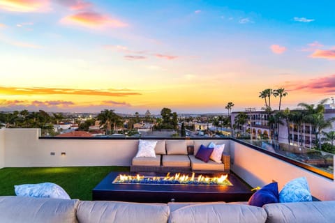 Beach Luxury - Hot Tub, Sauna, Firepits, Ebikes, Surf Villa in Pacific Beach