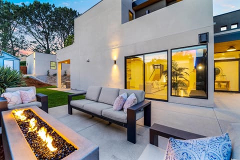 Beach Luxury - Hot Tub, Sauna, Firepits, Ebikes, Surf Villa in Pacific Beach