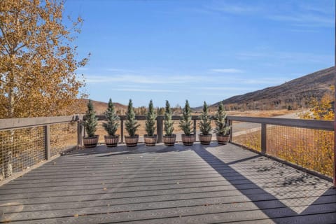 Modern Park City Retreat with Private Hot Tub House in Summit Park