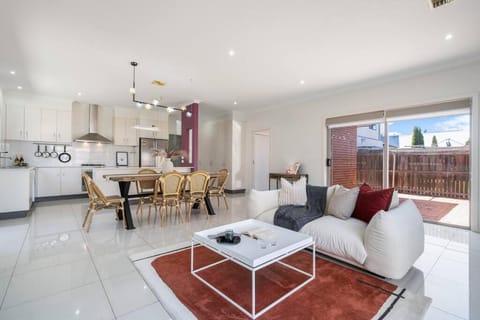 Spacious 5 Bedroom Family Retreat in Franklin Villa in Canberra