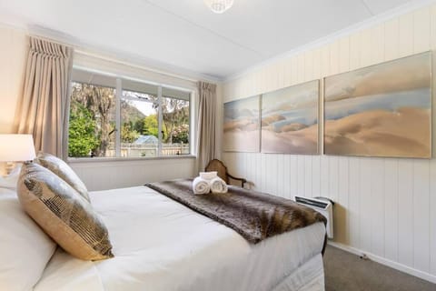 Central Arrowtown 4 Beds and Spa! House in Arrowtown