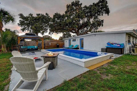 Heated Pool 4 Bedrooms 10 Mins To Beaches House in Seminole