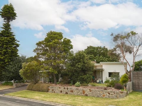 Warraburra Beach Shack, Rosebud - entire house and your own private beach box! House in Rosebud