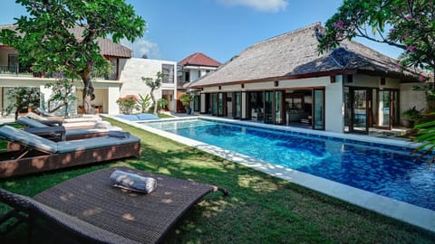 Property building, Patio, Day, Natural landscape, Garden, Garden view, Pool view, Swimming pool, sunbed